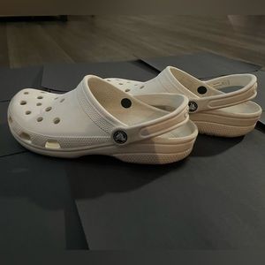 White Crocs Size 6 women’s Size 8 men’s